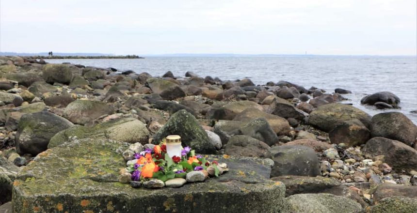 Funeral,Flowers,Arrangement,As,Memorial,Message,And,Burial,At,Sea
